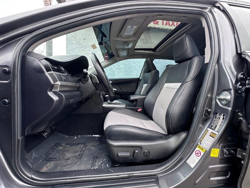 Toyota Camry Vehicle Full-screen Gallery Image 12