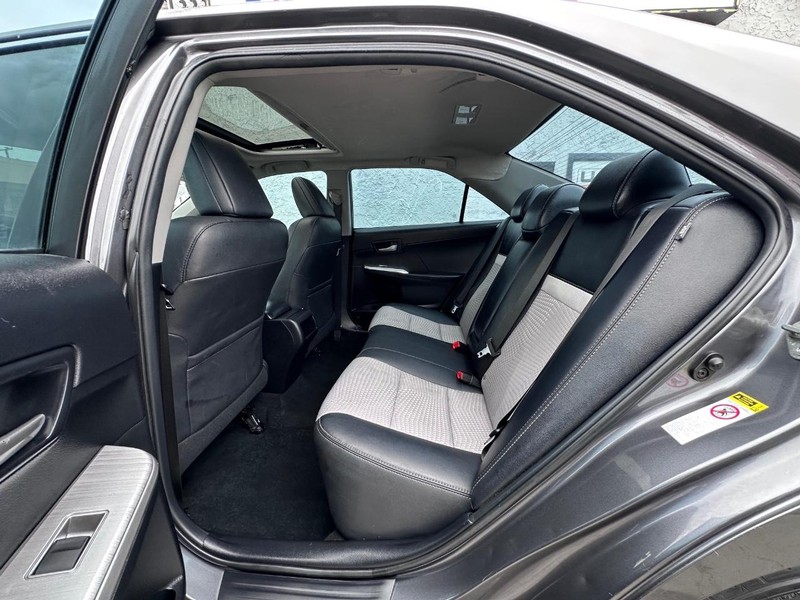 Toyota Camry Vehicle Full-screen Gallery Image 13