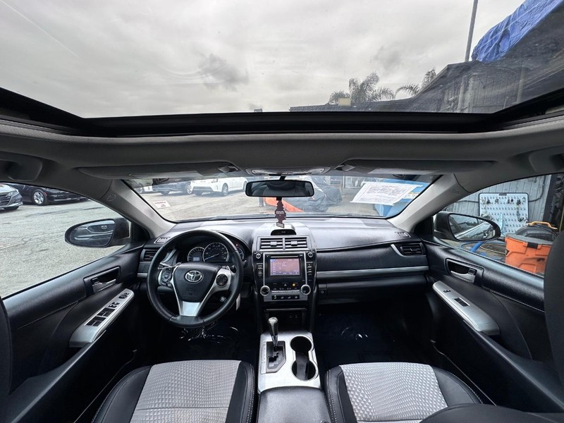 Toyota Camry Vehicle Full-screen Gallery Image 14