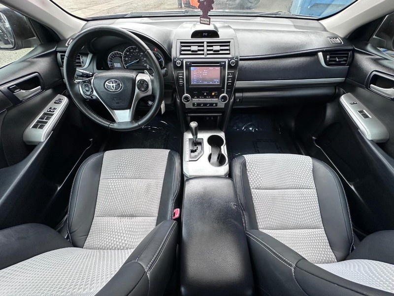 Toyota Camry Vehicle Full-screen Gallery Image 15