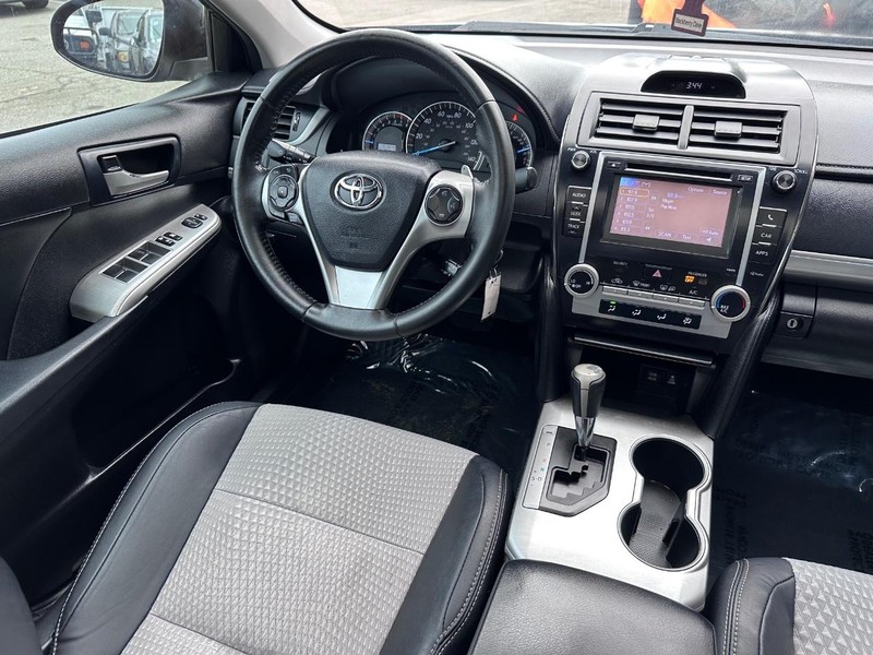 Toyota Camry Vehicle Full-screen Gallery Image 16