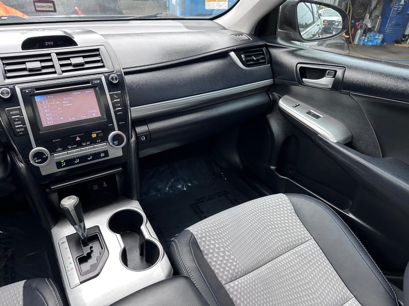 Toyota Camry Vehicle Full-screen Gallery Image 17