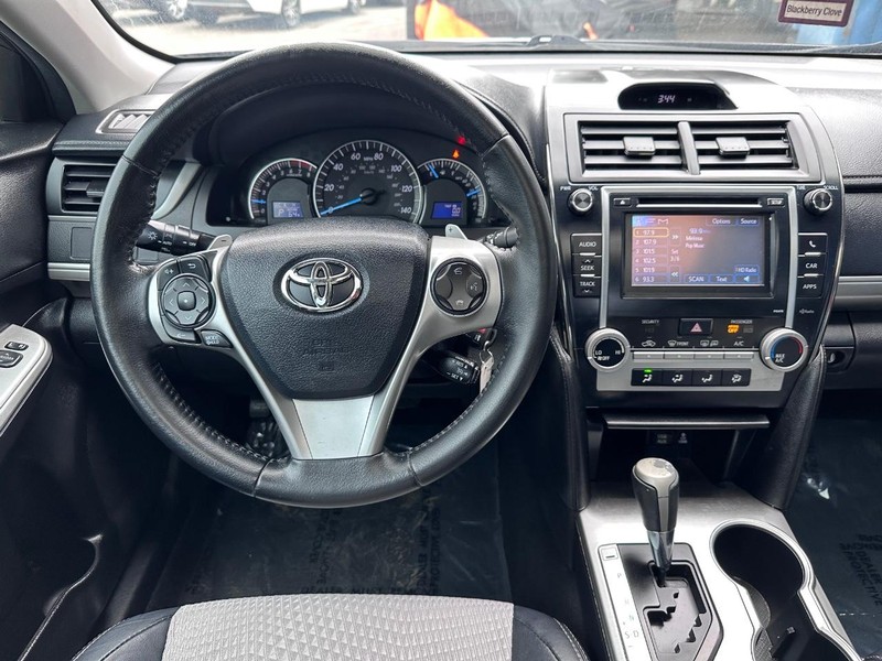 Toyota Camry Vehicle Full-screen Gallery Image 18
