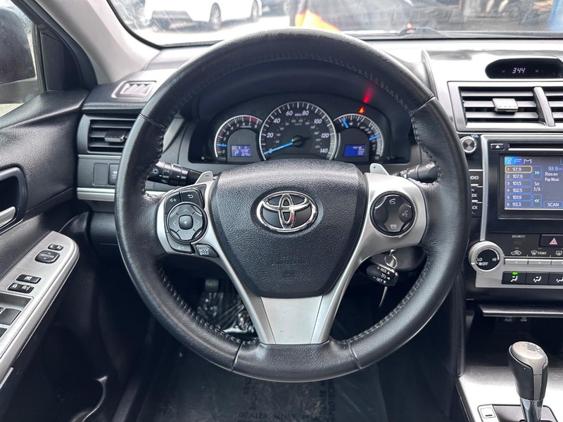 Toyota Camry Vehicle Full-screen Gallery Image 19