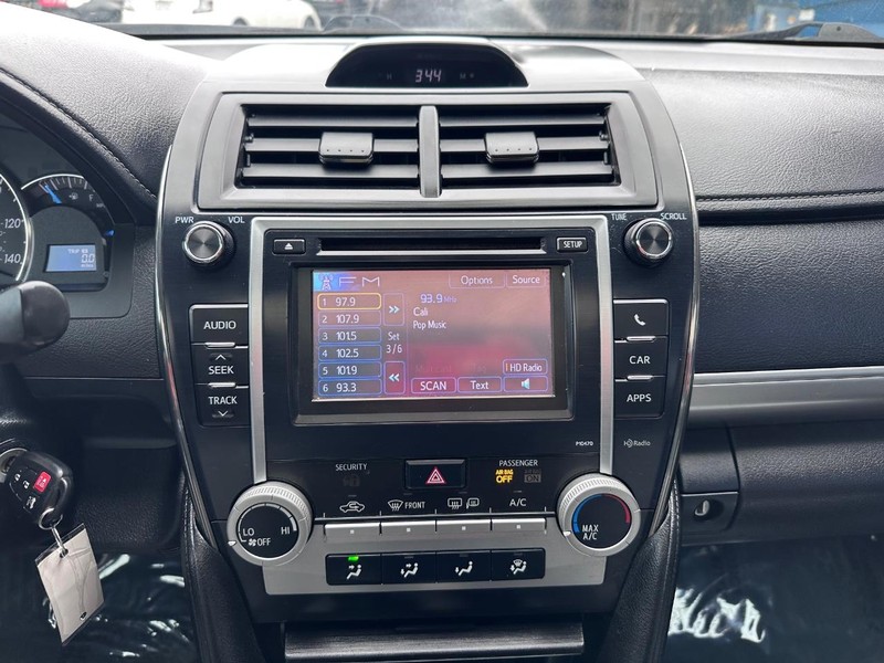 Toyota Camry Vehicle Full-screen Gallery Image 20