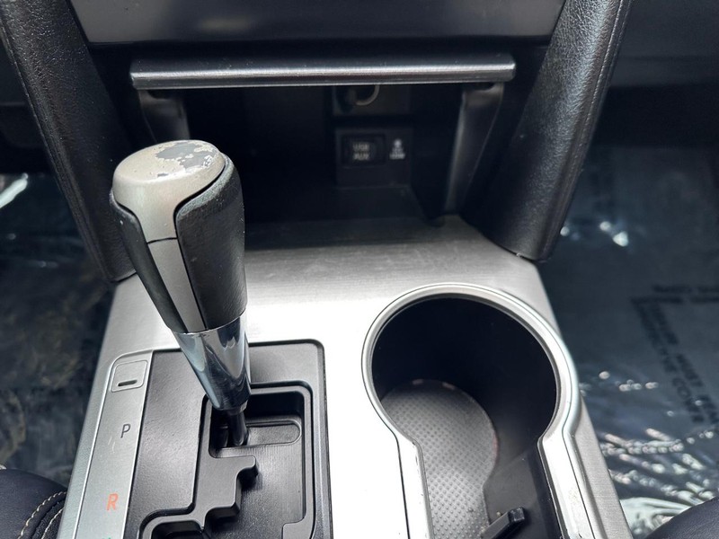 Toyota Camry Vehicle Full-screen Gallery Image 21