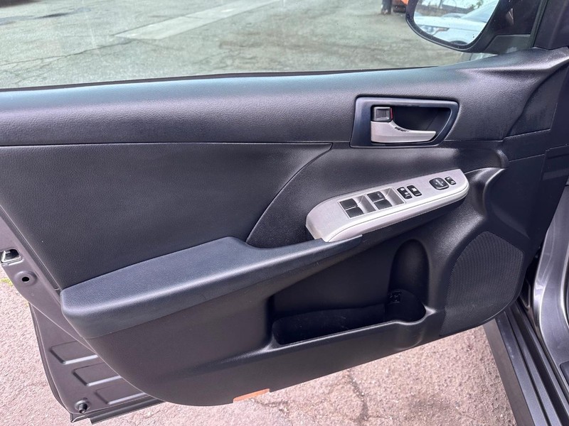 Toyota Camry Vehicle Full-screen Gallery Image 22