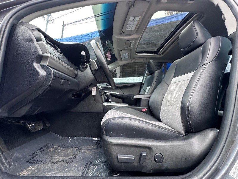 Toyota Camry Vehicle Full-screen Gallery Image 23