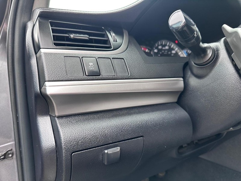 Toyota Camry Vehicle Full-screen Gallery Image 24