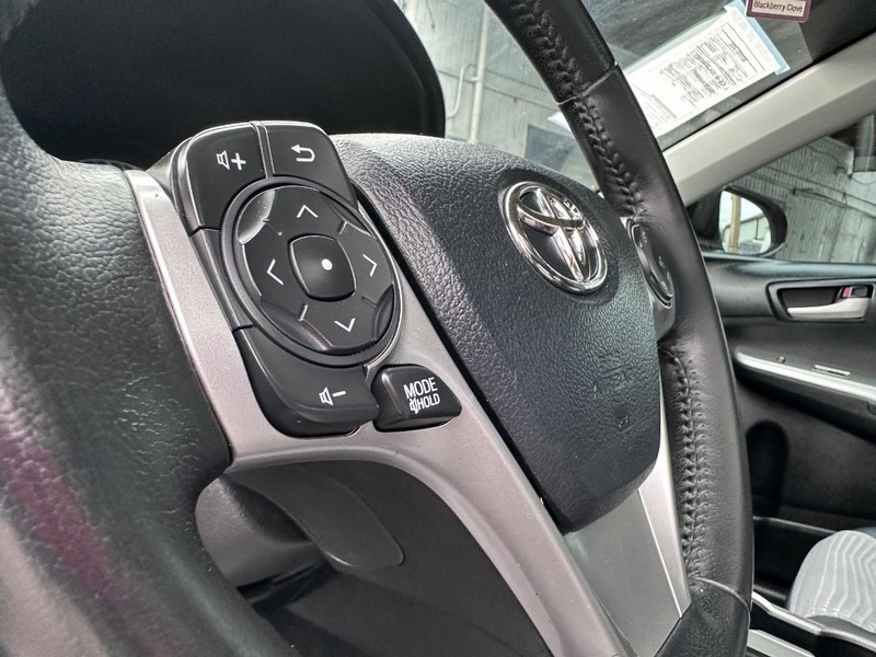 Toyota Camry Vehicle Full-screen Gallery Image 25