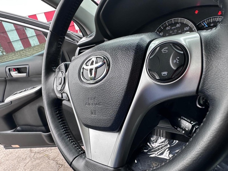 Toyota Camry Vehicle Full-screen Gallery Image 26