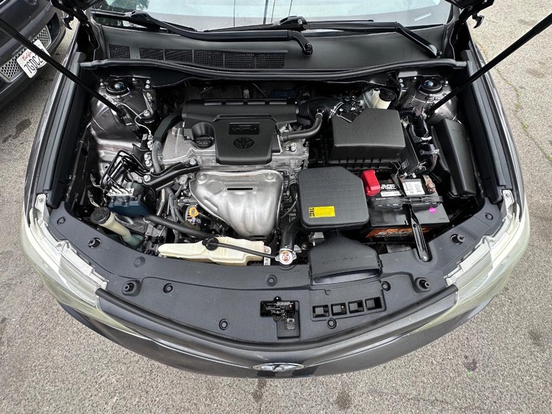 Toyota Camry Vehicle Full-screen Gallery Image 27