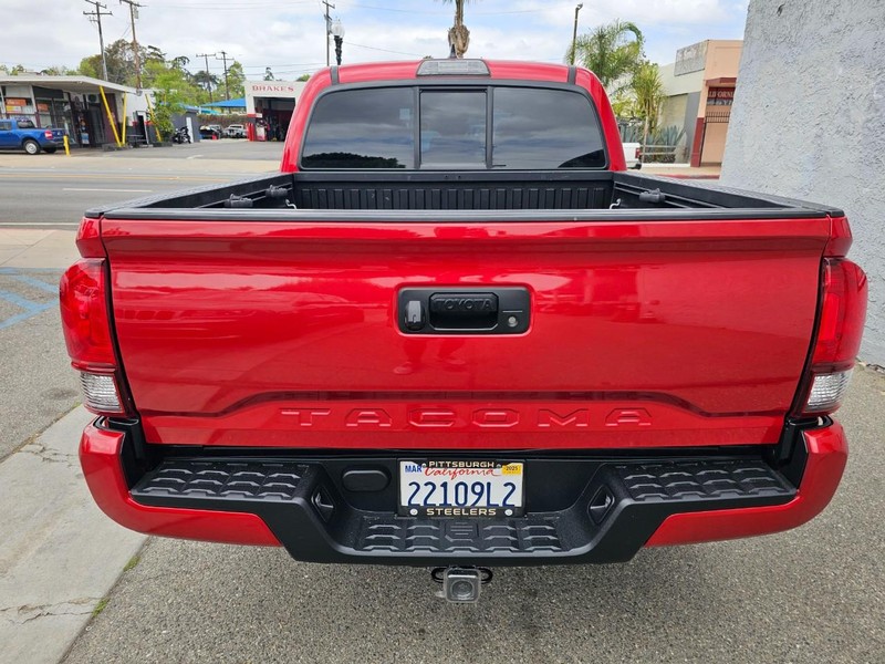 Toyota Tacoma Vehicle Full-screen Gallery Image 04