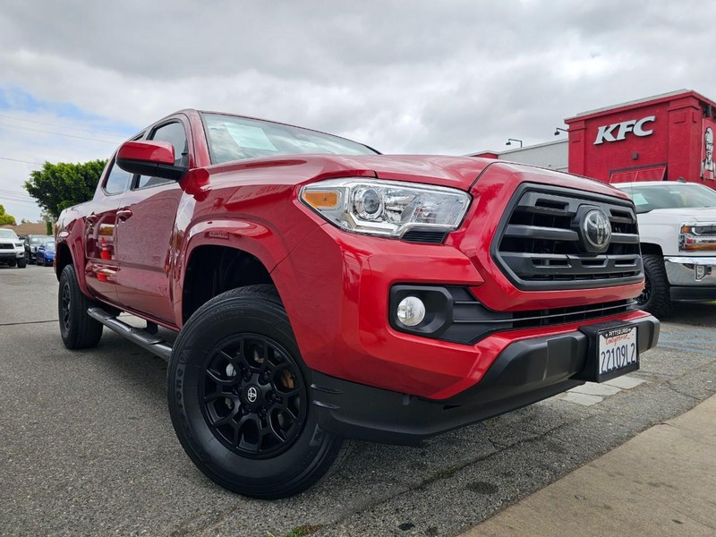 Toyota Tacoma Vehicle Full-screen Gallery Image 06