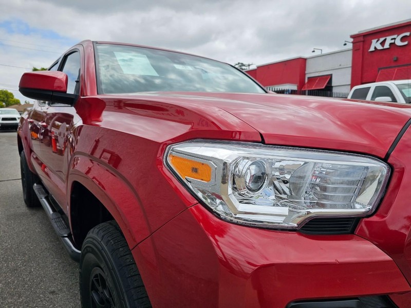 Toyota Tacoma Vehicle Full-screen Gallery Image 08