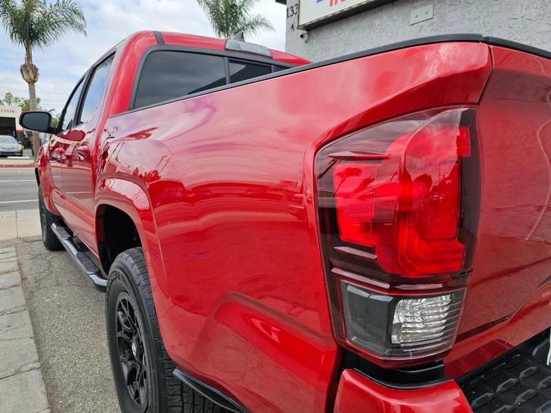 Toyota Tacoma Vehicle Full-screen Gallery Image 10