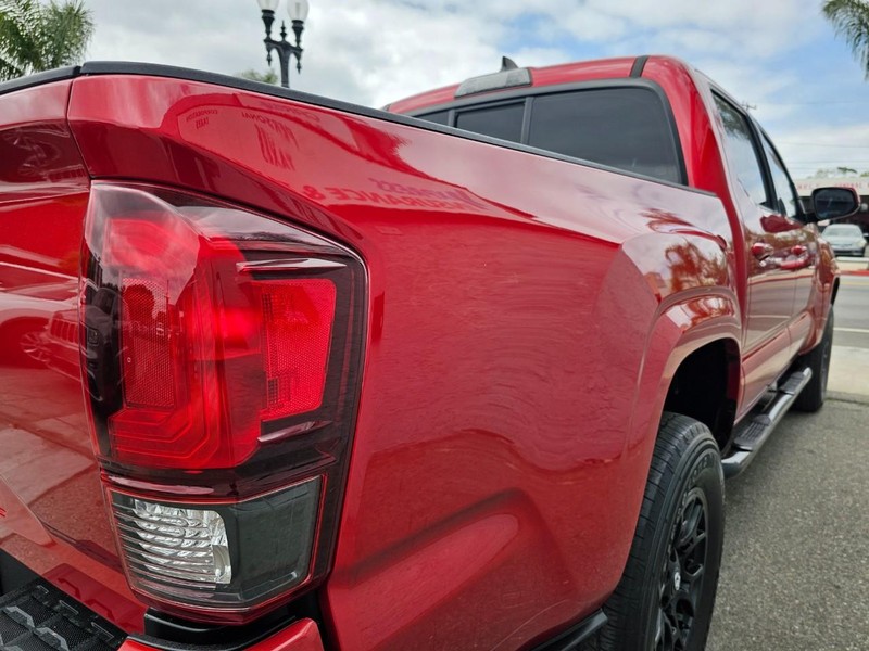 Toyota Tacoma Vehicle Full-screen Gallery Image 11