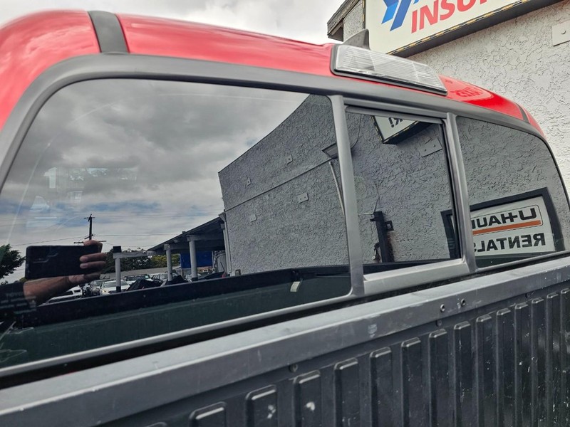 Toyota Tacoma Vehicle Full-screen Gallery Image 13