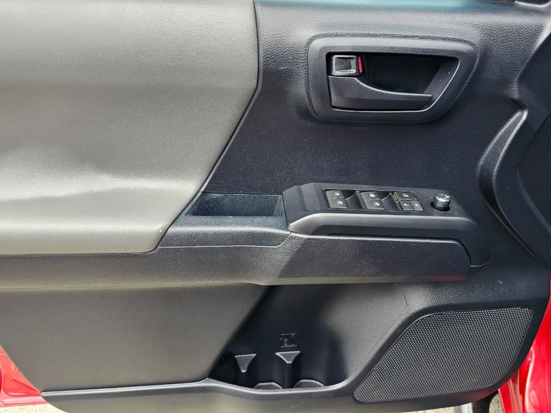 Toyota Tacoma Vehicle Full-screen Gallery Image 14