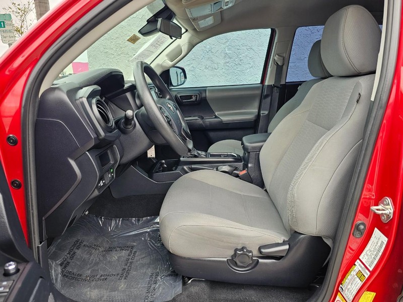 Toyota Tacoma Vehicle Full-screen Gallery Image 15