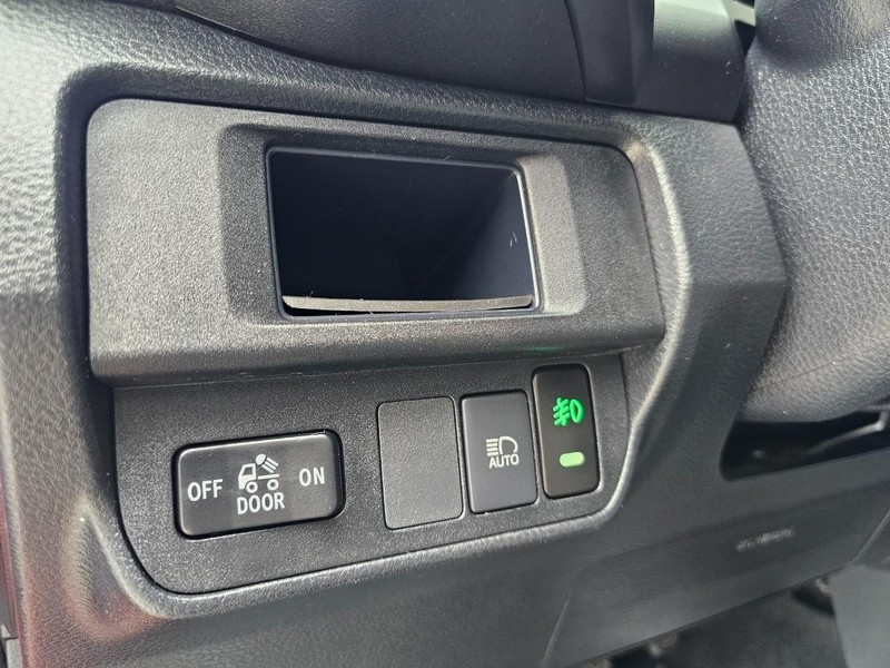 Toyota Tacoma Vehicle Full-screen Gallery Image 16