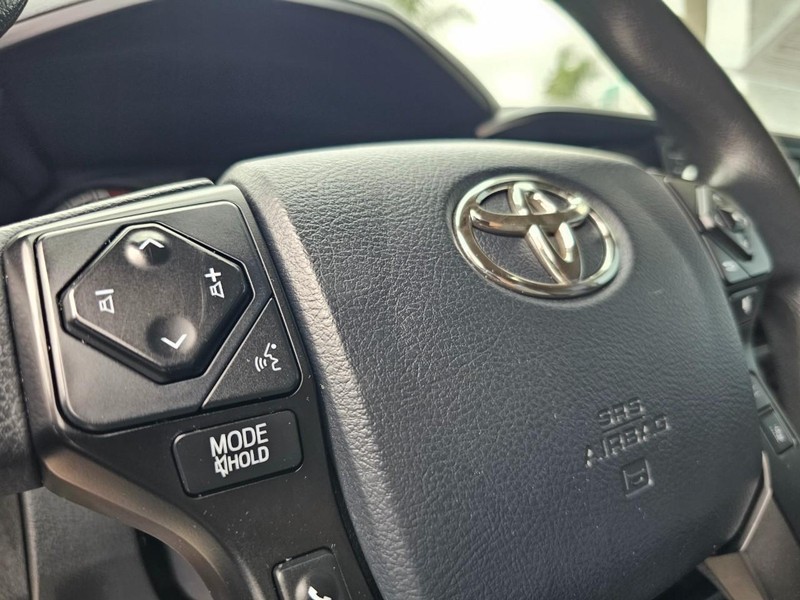 Toyota Tacoma Vehicle Full-screen Gallery Image 17