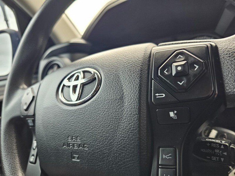 Toyota Tacoma Vehicle Full-screen Gallery Image 18