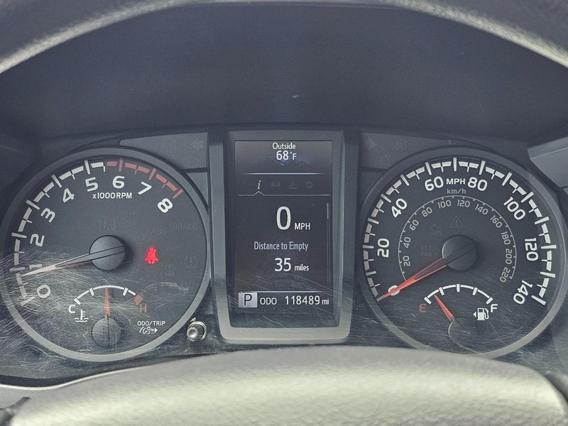 Toyota Tacoma Vehicle Full-screen Gallery Image 19