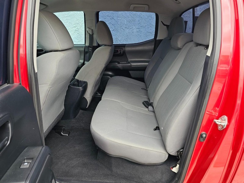 Toyota Tacoma Vehicle Full-screen Gallery Image 21