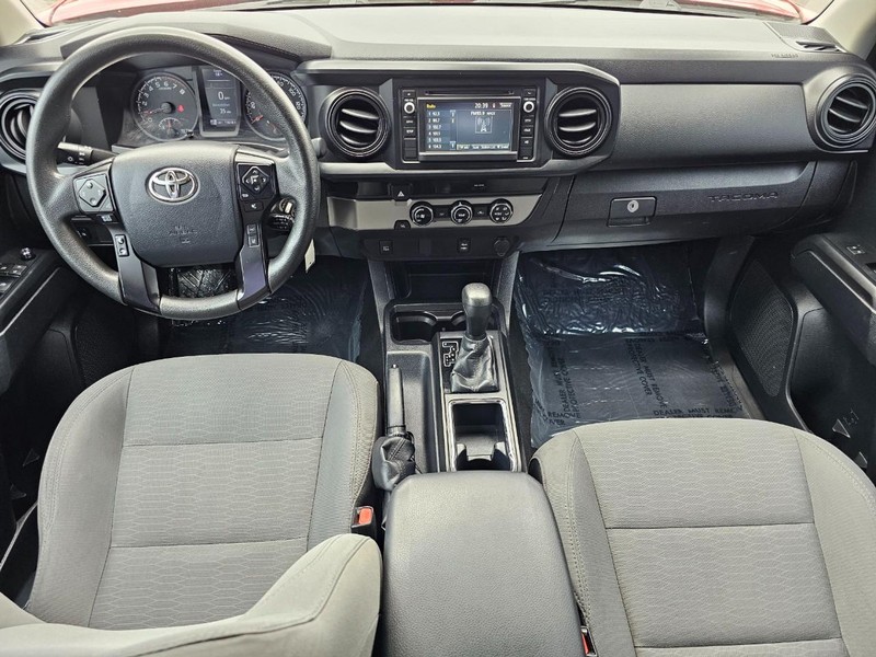 Toyota Tacoma Vehicle Full-screen Gallery Image 22