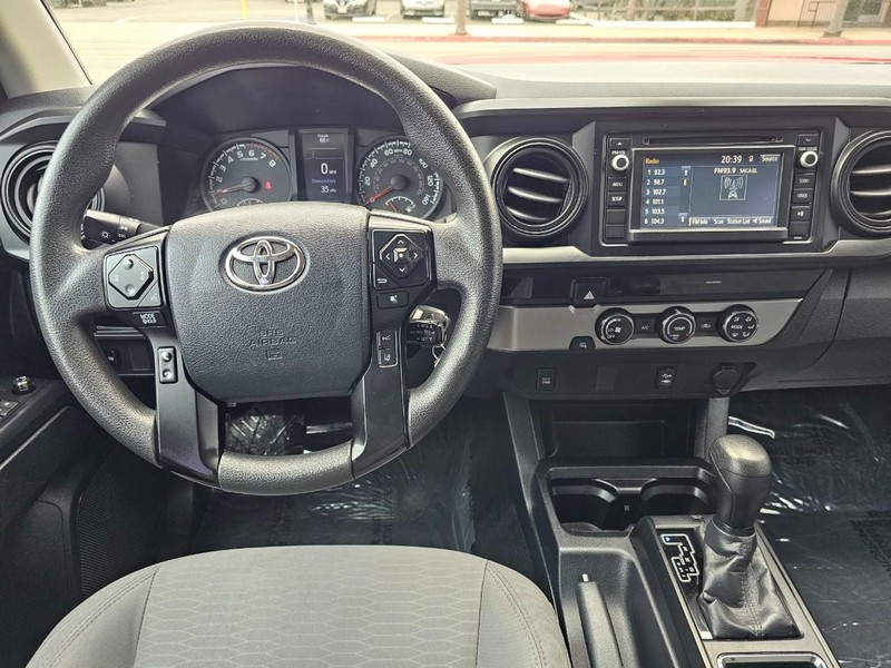 Toyota Tacoma Vehicle Full-screen Gallery Image 23