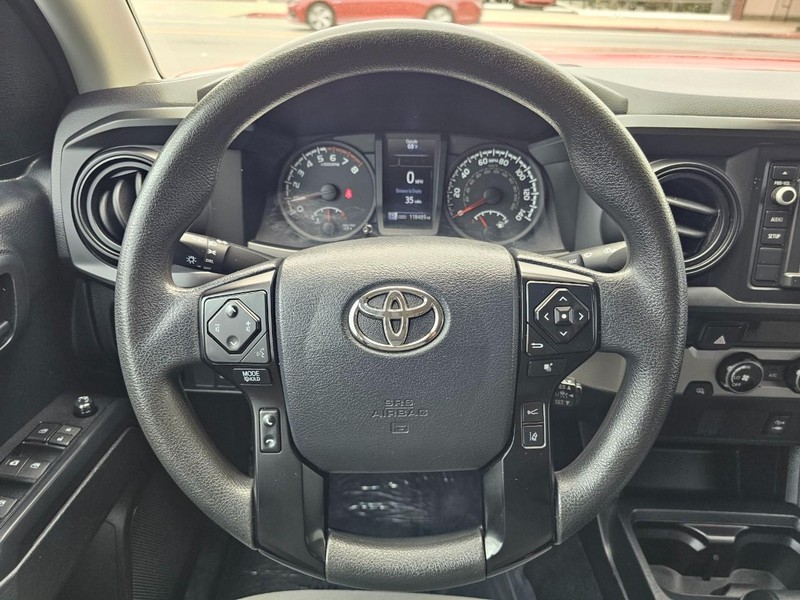 Toyota Tacoma Vehicle Full-screen Gallery Image 24