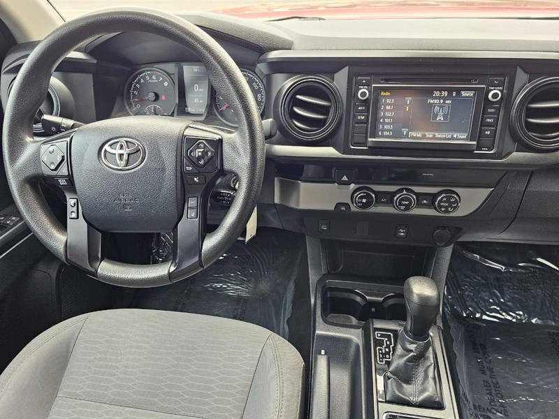 Toyota Tacoma Vehicle Full-screen Gallery Image 25