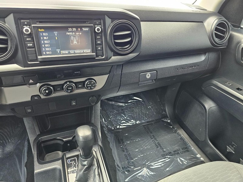 Toyota Tacoma Vehicle Full-screen Gallery Image 26