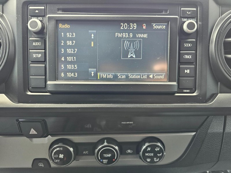 Toyota Tacoma Vehicle Full-screen Gallery Image 27