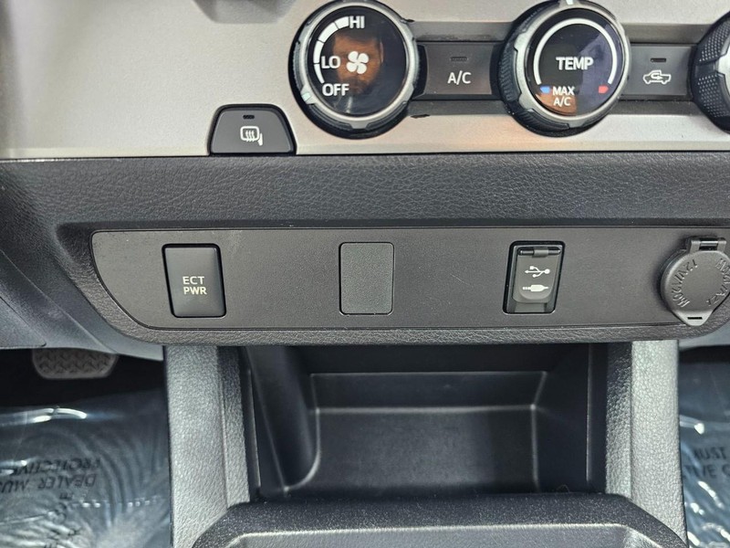 Toyota Tacoma Vehicle Full-screen Gallery Image 28