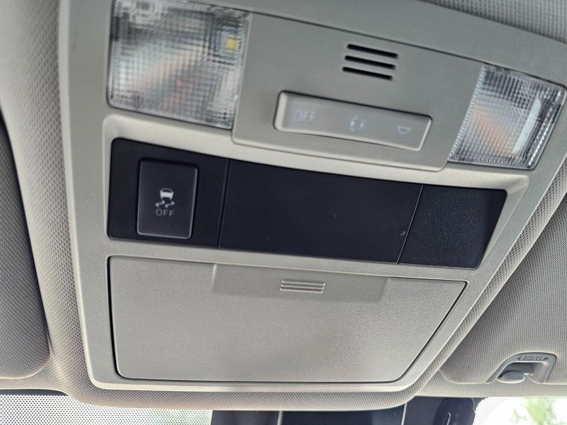 Toyota Tacoma Vehicle Full-screen Gallery Image 30