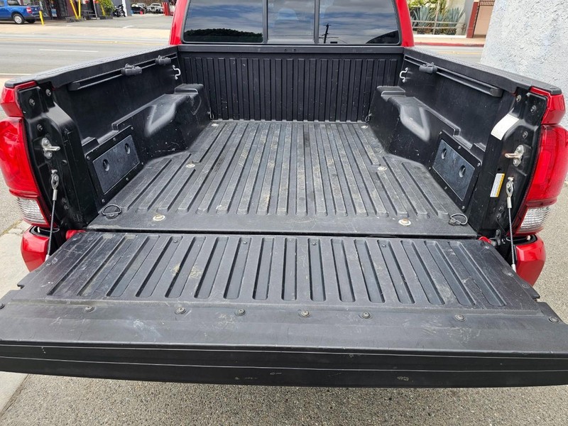 Toyota Tacoma Vehicle Full-screen Gallery Image 32