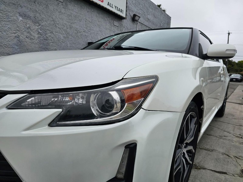 Scion tC Vehicle Full-screen Gallery Image 09