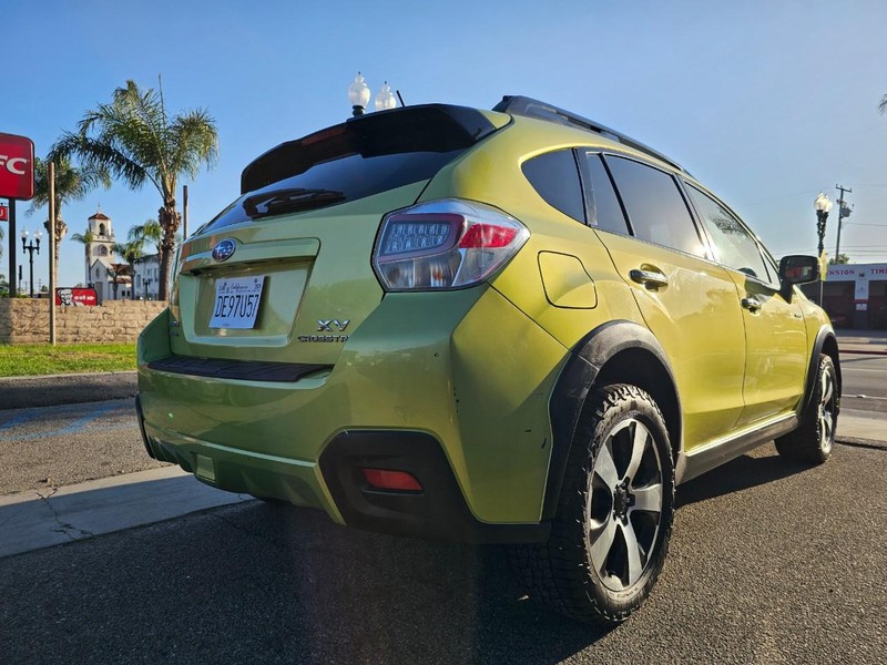 Subaru XV Crosstrek Hybrid Vehicle Full-screen Gallery Image 05