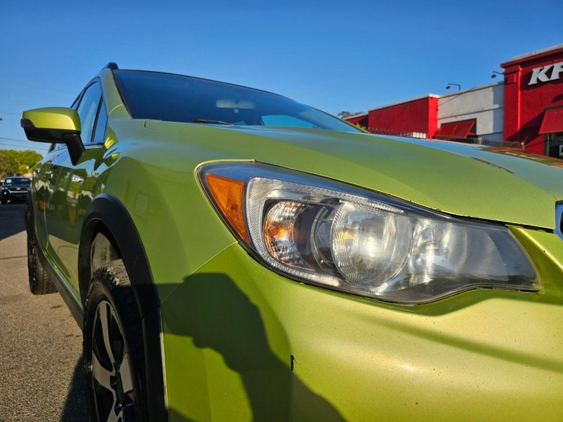 Subaru XV Crosstrek Hybrid Vehicle Full-screen Gallery Image 08