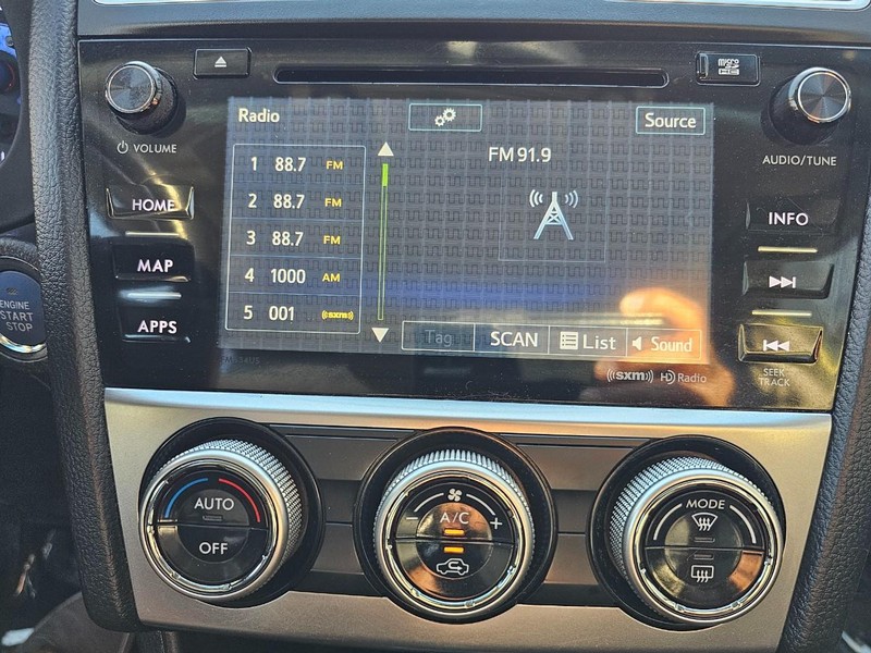 Subaru XV Crosstrek Hybrid Vehicle Full-screen Gallery Image 33