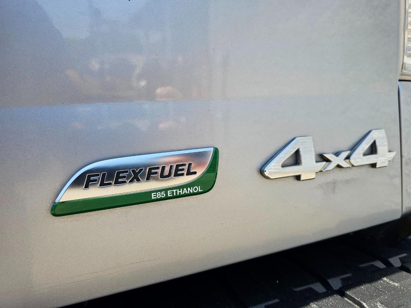 Toyota Tundra 4WD Truck Vehicle Full-screen Gallery Image 15