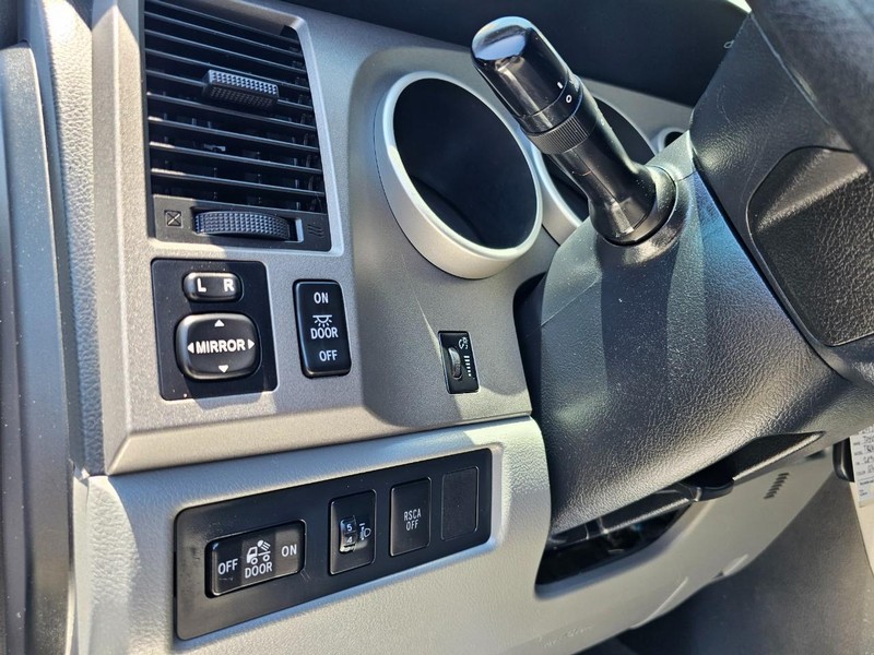 Toyota Tundra 4WD Truck Vehicle Full-screen Gallery Image 19