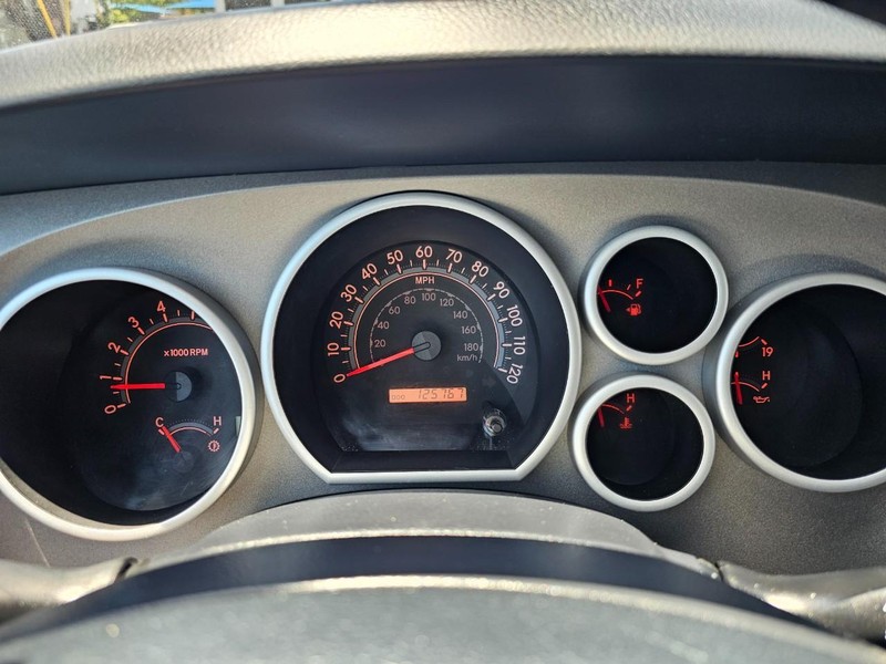 Toyota Tundra 4WD Truck Vehicle Full-screen Gallery Image 22