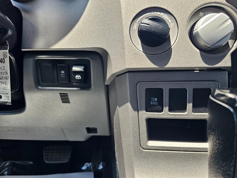 Toyota Tundra 4WD Truck Vehicle Full-screen Gallery Image 32