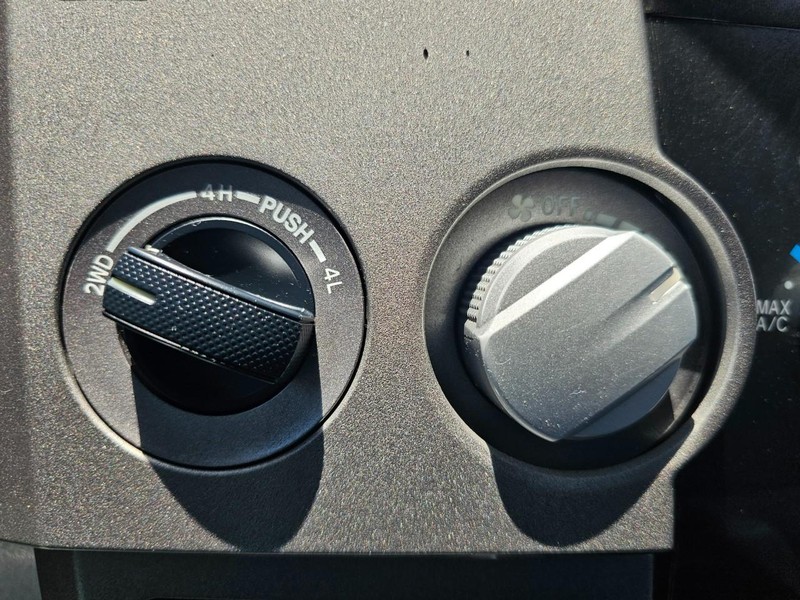 Toyota Tundra 4WD Truck Vehicle Full-screen Gallery Image 33