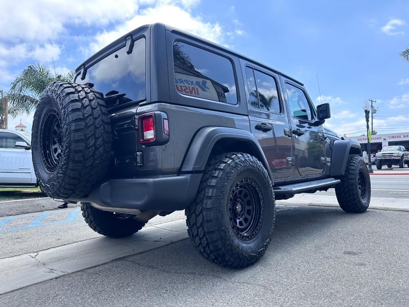 Jeep Wrangler Unlimited Vehicle Full-screen Gallery Image 05