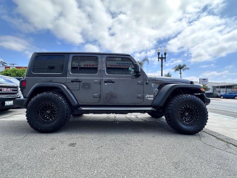 Jeep Wrangler Unlimited Vehicle Full-screen Gallery Image 06