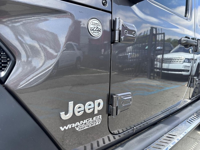 Jeep Wrangler Unlimited Vehicle Full-screen Gallery Image 12